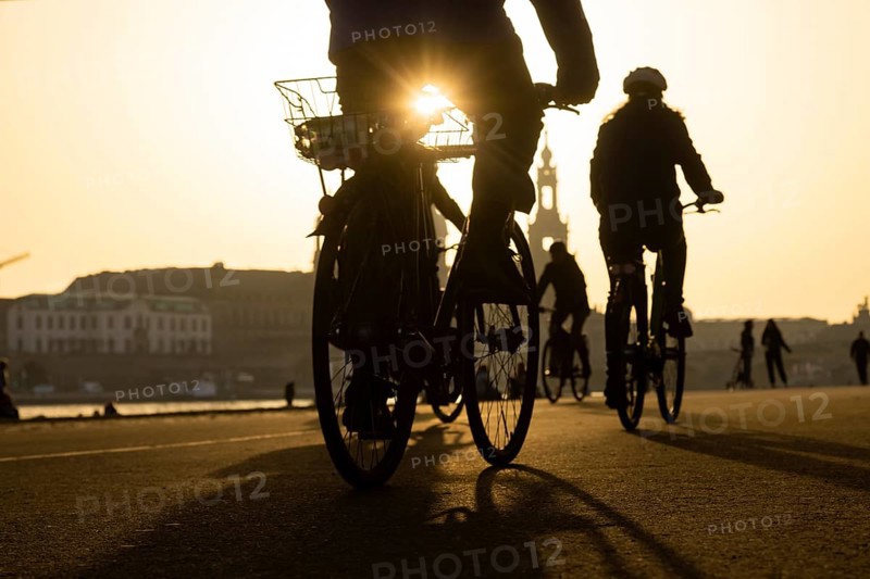 The spring-like temperatures attract many people to the open air, the Elbe meadows and the Elbe cycle path, despite Corona restrictions. The special weather situation colours the sky yellowish early and in the evening, due to Sahara dust flowing in