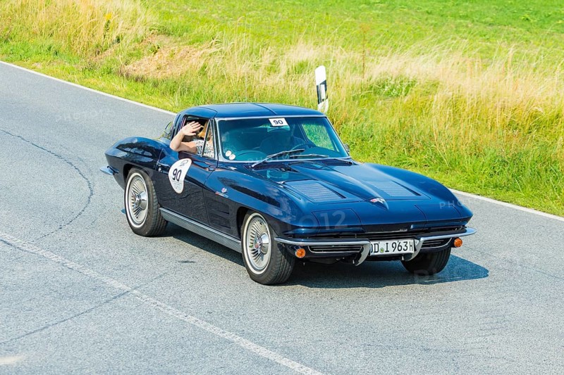 A drive for vintage vehicles. Skilful handling of the vehicle, finding the route by means of the road book and consistent driving style will be assessed. The route, time and drive-through checks as well as special stages are determined by the road book and the boarding card. Corvette C2 SpliWindow 1963