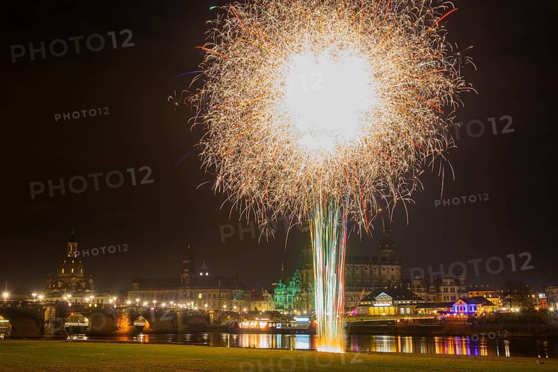 World record attempt on 26 November. At 7.30 pm sharp, the largest single pyrotechnic battery was ignited on the banks of the Elbe, with 2200 single firecrackers!