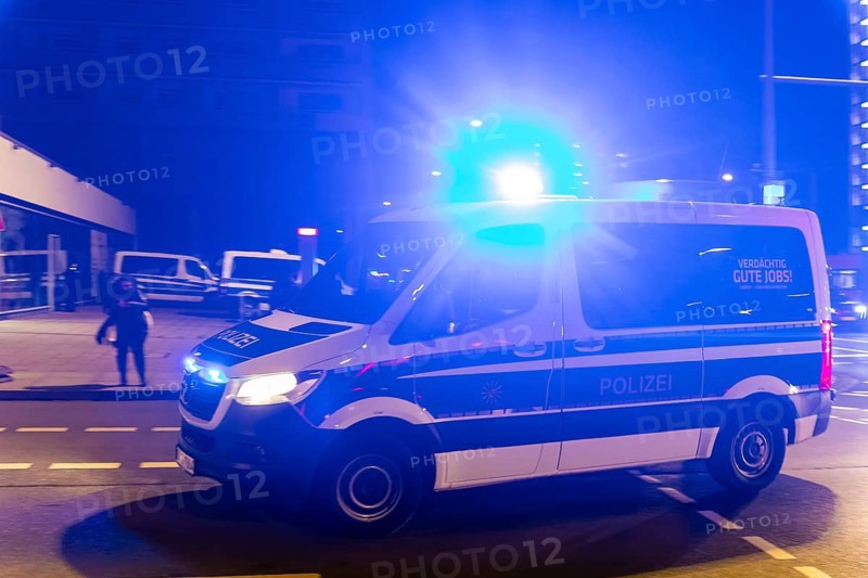 Corona deniers wanted to organise a demonstration in Dresden, which was banned by the city of Dresden. However, up to 500 people ignored this. Units of the Saxon riot police and Berlin police stopped them. A total of 780 police officers were deployed. Vehicles with flashing blue lights being moved