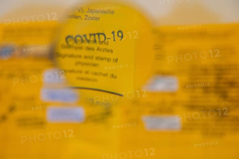 The number of forged vaccination cards is increasing. This means that vaccination opponents are not only endangering themselves, but also society. Pharmacists not only have experience in detecting forgeries, but now also technical tools. According to the new Infection Protection Act, falsified vaccination cards are forged documents punishable by imprisonment of up to 5 years