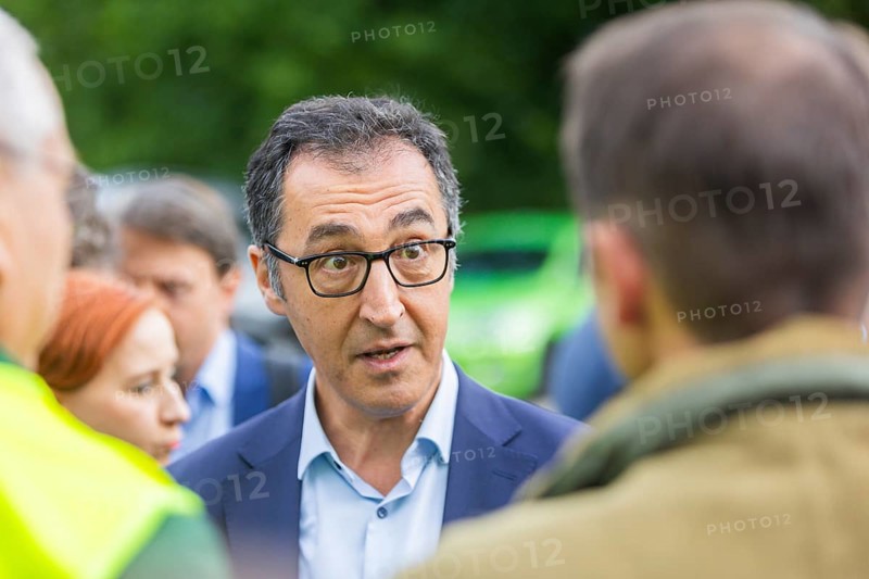 Federal Minister of Food and Agriculture, Cem Özdemir, visits Großdrebnitzer Agrarbetriebsges. mbH together with Saxony's Minister of Agriculture, Wolfram Günther. Protesting farmers raised their economic problems caused by maldistribution and economic imbalances and discussed them with the ministers