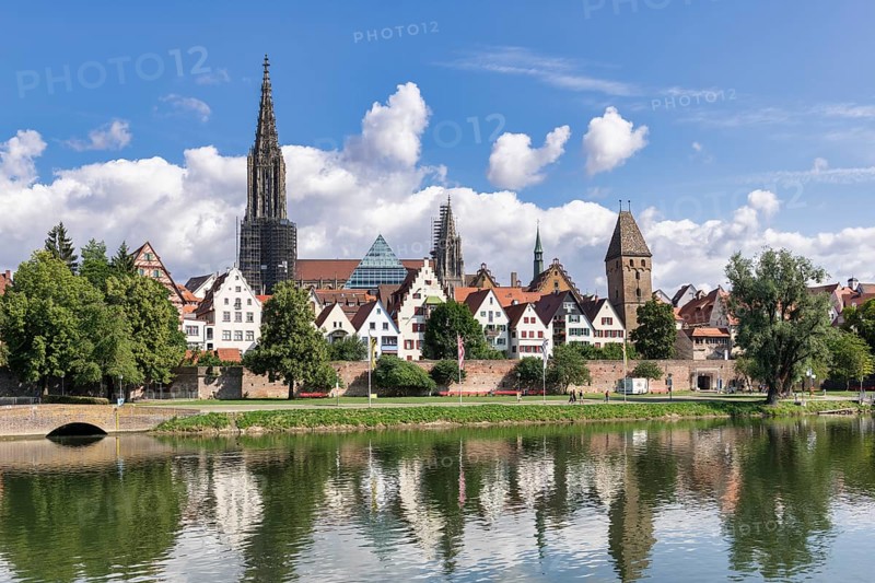 City view, Danube bank with historic old town, fishermens quarter, Metzgerturm and cathedral, Ulm, Baden-Württemberg, Germany, Europe