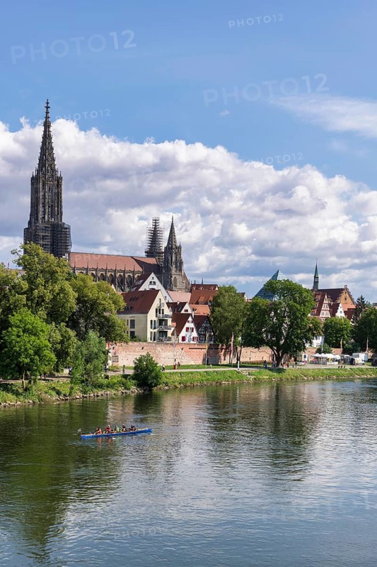 City view, Danube bank with historic old town, fishermen's quarter, cathedral, rowing boat, sports boat, Ulm, Baden-Württemberg, Germany, Europe
