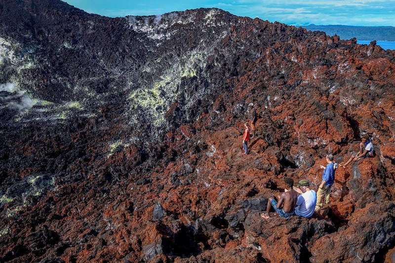 Hikers at the crater rim of the still active volcano Mount Tavurvur, Rabaul, East New Britain, Bismarck Archipelago, Papua New Guinea, Oceania