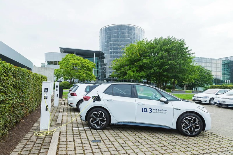 Volkswagen's Transparent Factory continues to expand its e-charging infrastructure. One of the largest charging parks in Saxony was opened in the customer and visitor car park. Golf ID3 at the new charging station