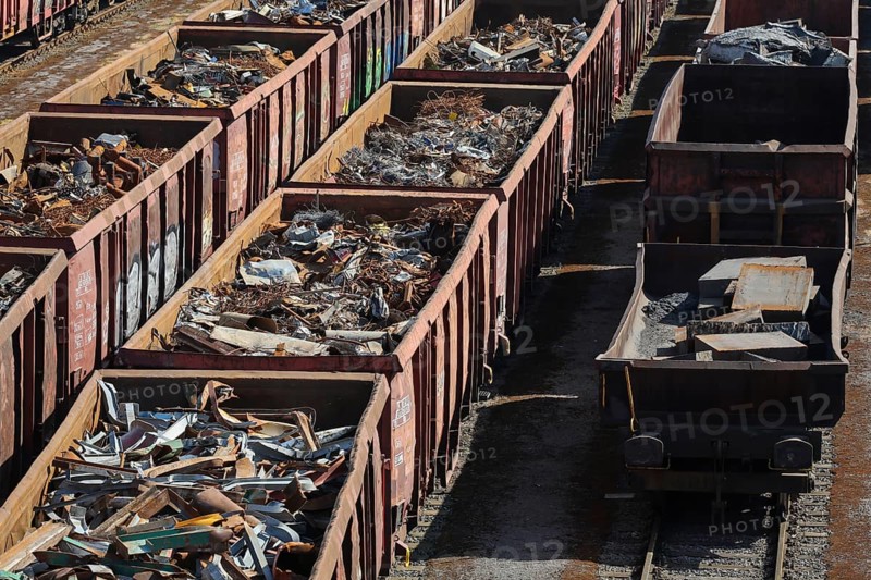 Duisburg, Ruhr area, North Rhine-Westphalia, Germany, railway wagons with scrap metal at HKM Hüttenwerk Krupp Mannesmann in Duisburg-Hüttenheim. Current shareholding: 50 % thyssenkrupp Steel Europe AG, 30 % Salzgitter Mannesmann GmbH, 20 % Vallourec Tubes S.A.S. Steel manufacturer thyssenkrupp Steel intends to significantly reduce its production capacity in Duisburg, Europe