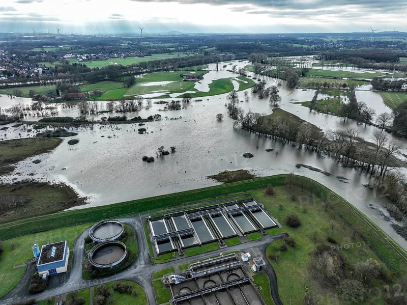 Dorsten, North Rhine-Westphalia, Germany, flood on the river Lippe, river in the Ruhr area, the fields, the agricultural land of the farmers next to the watercourse are flooded, serve as retention areas, flood areas for flood protection. In front a Lippeverband sewage treatment plant, Europe