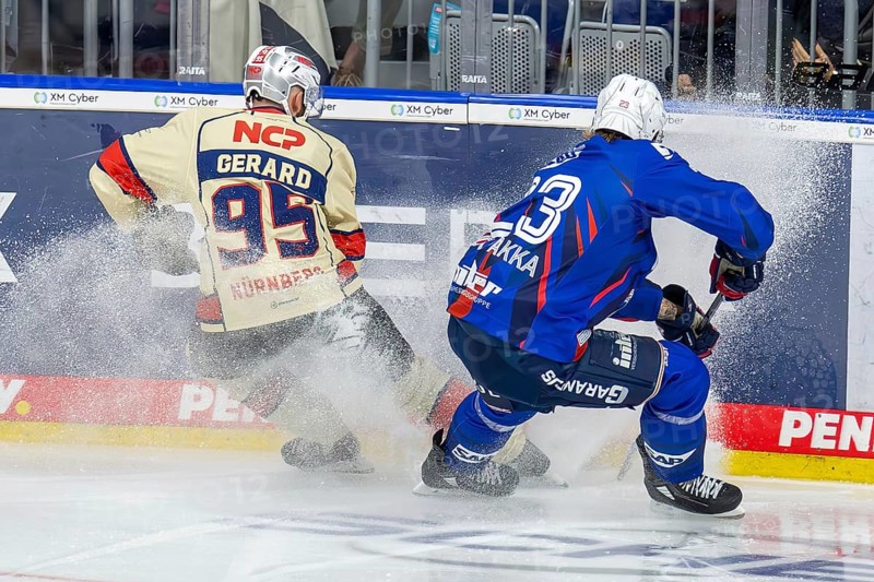 02.10.2024, DEL, German Ice Hockey League season 2024/25, Matchday 6: Adler Mannheim against Nuremberg Ice Tigers. Picture: Charlie Gerard (95, Nuremberg) and Jyrki Jokipakka (23, Mannheim)