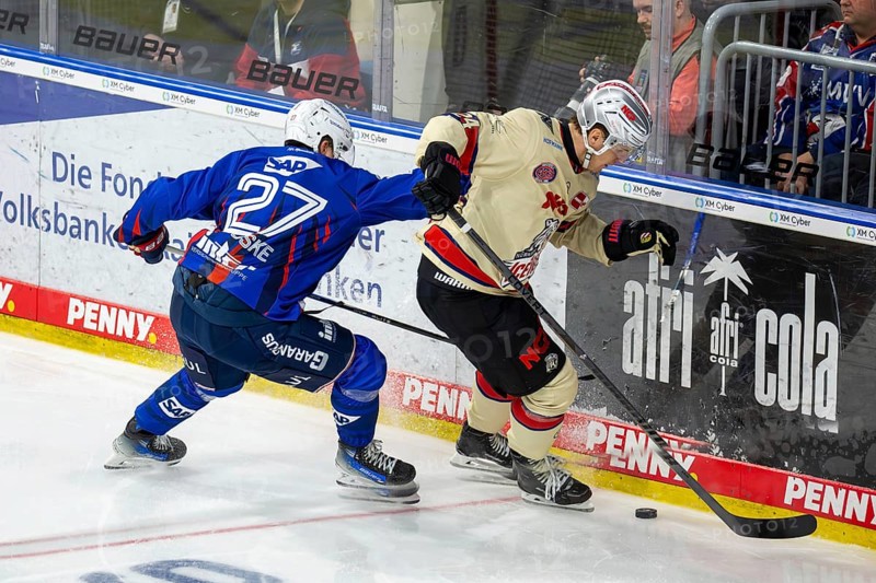 02.10.2024, DEL, German Ice Hockey League season 2024/25, Matchday 6: Adler Mannheim vs Nuremberg Ice Tigers. Picture: Yannick Proske (27, Mannheim) and Marcus Weber (24, Nuremberg) in a duel at the boards