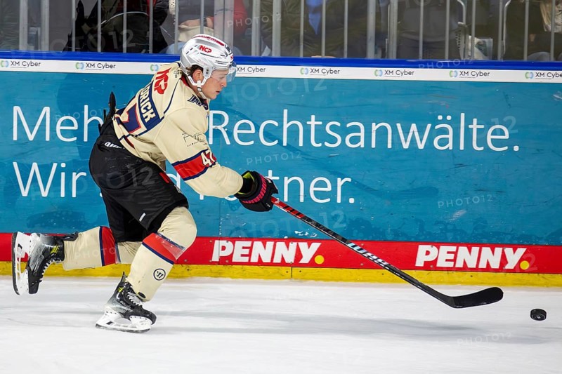 02.10.2024, DEL, German Ice Hockey League season 2024/25, Matchday 6: Adler Mannheim vs Nuremberg Ice Tigers. Player on the puck: Owen Headrick (47, Nuremberg)