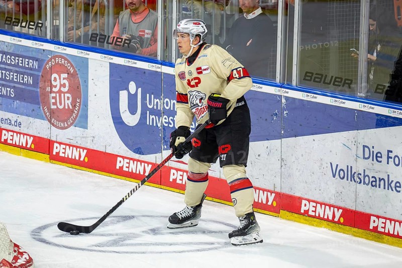 02.10.2024, DEL, German Ice Hockey League season 2024/25, Matchday 6: Adler Mannheim vs Nuremberg Ice Tigers. Player on the puck: Owen Headrick (47, Nuremberg)