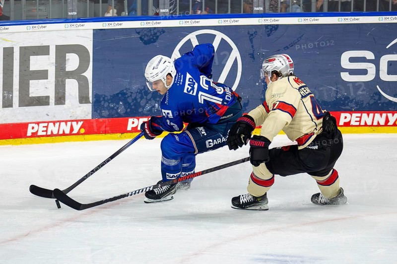 02.10.2024, DEL, German Ice Hockey League season 2024/25, Matchday 6: Adler Mannheim vs Nuremberg Ice Tigers. Picture: Stefan Loibl (13, Mannheim) and Owen Headrick (47, Nuremberg) fighting for the puck