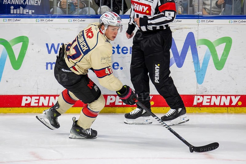 02.10.2024, DEL, German Ice Hockey League season 2024/25, Matchday 6: Adler Mannheim vs Nuremberg Ice Tigers. Player on the puck: Owen Headrick (47, Nuremberg)