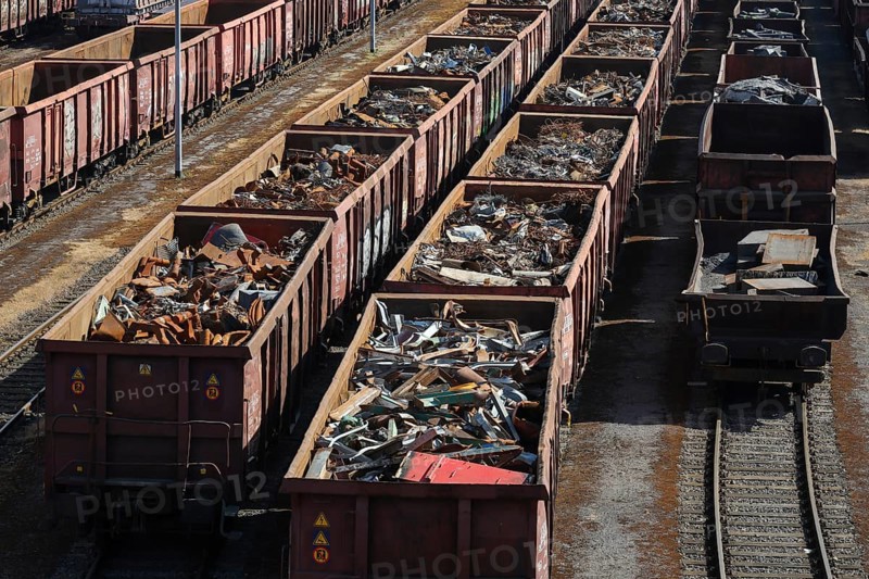 Duisburg, Ruhr area, North Rhine-Westphalia, Germany, railway wagons with scrap metal at HKM Hüttenwerk Krupp Mannesmann in Duisburg-Hüttenheim. Current shareholding: 50 % thyssenkrupp Steel Europe AG, 30 % Salzgitter Mannesmann GmbH, 20 % Vallourec Tubes S.A.S. Steel manufacturer thyssenkrupp Steel intends to significantly reduce its production capacity in Duisburg, Europe