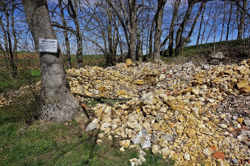 Feldsteinlager auf der Schwäbischen Alb, Baden-Württemberg, Deutschland, Fieldstone camp on the Swabian Alb, Baden-Württemberg, Deutschland, Disturbing stones collected from fields and fields and stored away, Disturbing stones collected from fields and fields and stored away