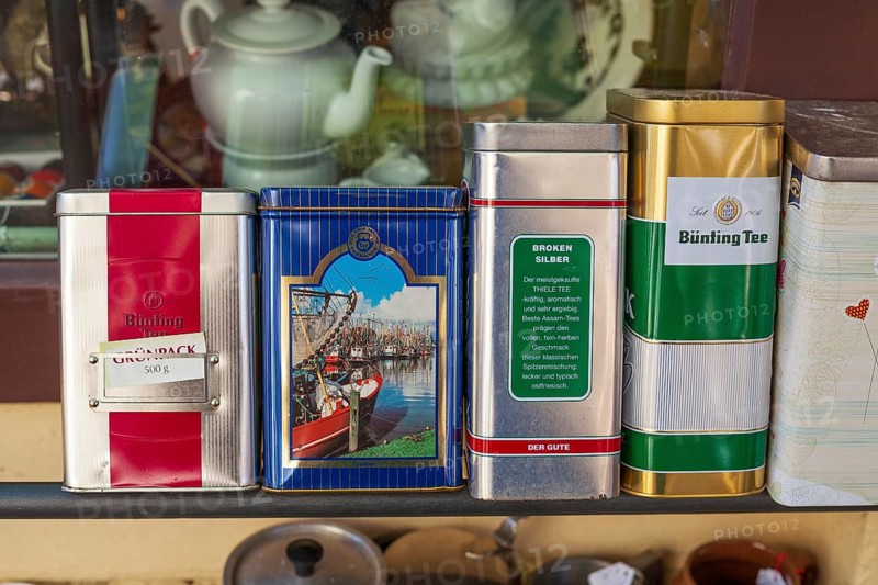 Old Bünting tea tins in front of a shop, Leer, East Frisia, Lower Saxony, Germany, Europe