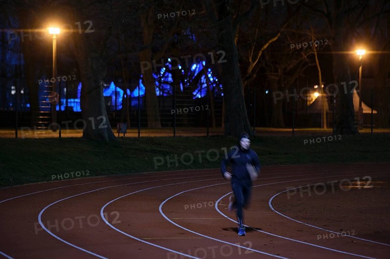 Germany, Berlin, 25.12.2023, tartan track of the Jahn, Sportpark an der Cantianstraße, runners, Europe