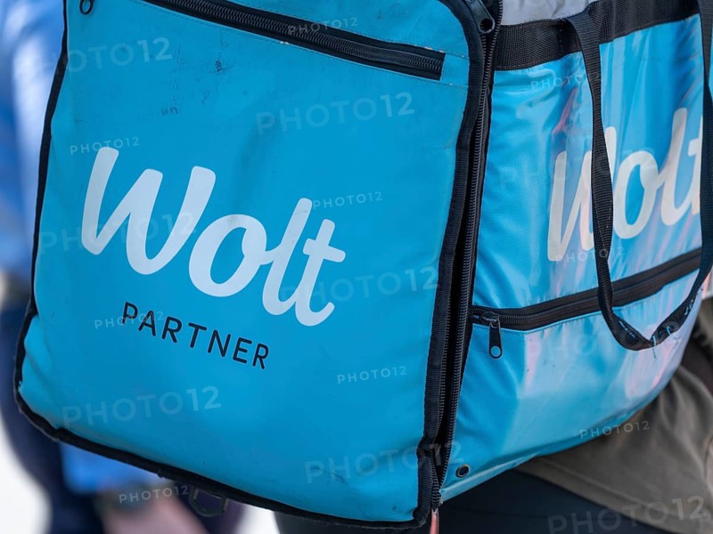 Bicycle courier with light blue bag from Wolt delivery service, Frankfurt am Main, Hesse, Germany, Europe