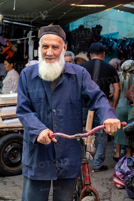 Old traditional man, market stall, Uzgen Bazaar, Ösgön, Osh region, Kyrgyzstan, Asia