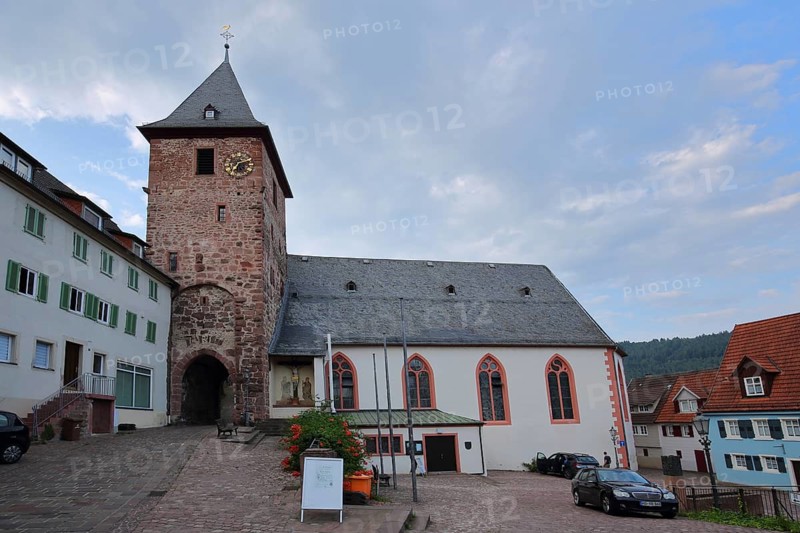 Market square with historic middle gate as town gate and market church Parish church Maria Immaculata in Hirschhorn, Neckar, Neckar valley, Odenwald, Hesse, Germany, Europe