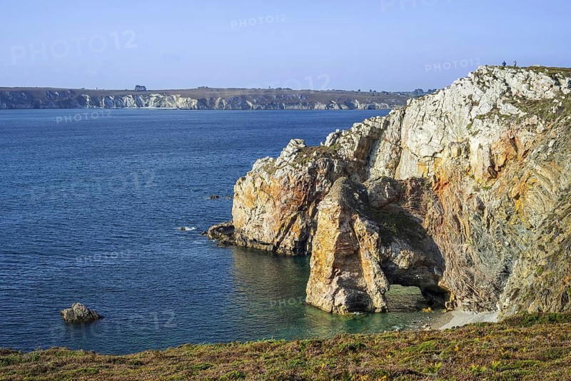 Natural arch in sea cliff along the Iroise Sea at the Pointe de Dinan, Cap de la Chèvre on the Crozon peninsula, Finistère, Brittany, France, Europe