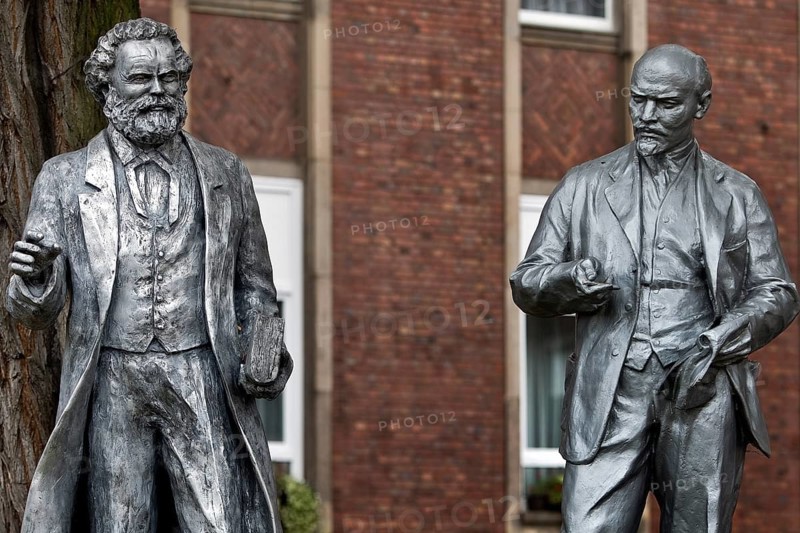 Statues of Karl Marx and Vladimir Ilyich Lenin in front of the Central Committee of the MLPD, Gelsenkirchen, Ruhr Area, North Rhine-Westphalia, Germany, Europe