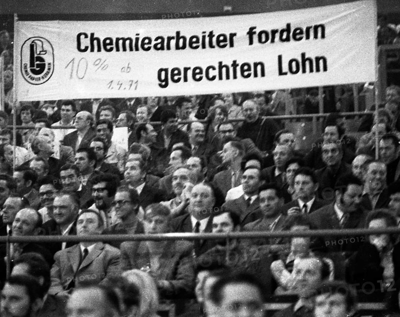 Rally of the Chemical, Paper and Ceramics Workers' Union in the collective bargaining dispute on 16.6.1971 in the sports hall in Cologne, Germany, Europe
