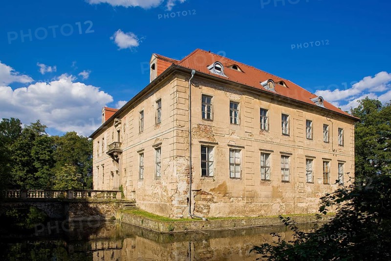The castle in Berbisdorf is still recognisable as an early medieval moated castle, as it is surrounded on three sides by a moat fed by the Promnitz. The castle itself probably dates back to the 16th century. It is for sale and is in urgent need of renovation