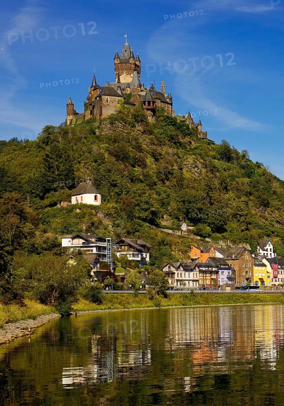 Town view of Cochem on the Moselle with Reichsburg Castle, Rhineland-Palatinate, Germany, Europe
