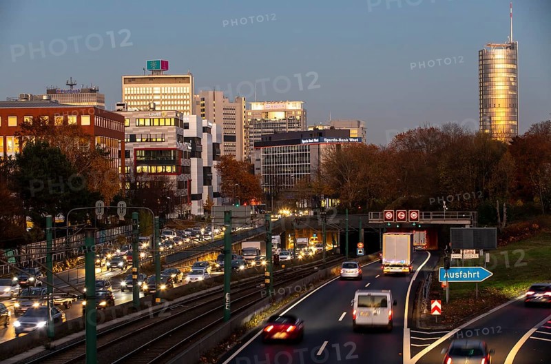 Motorway A40, Ruhrschnellweg, in Essen, route through the city centre, is affected by a possible diesel driving ban, Skyline, Essen, North Rhine-Westphalia, Germany, Europe