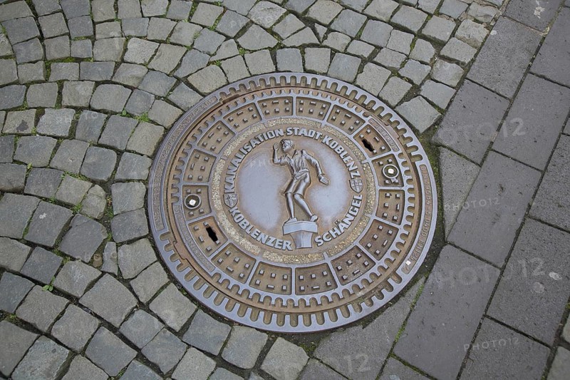 Manhole cover with landmark Schängel and inscription, floor, paving stones, Florinsmarkt, Old Town, Koblenz, Rhineland-Palatinate, Upper Middle Rhine Valley, Germany, Europe