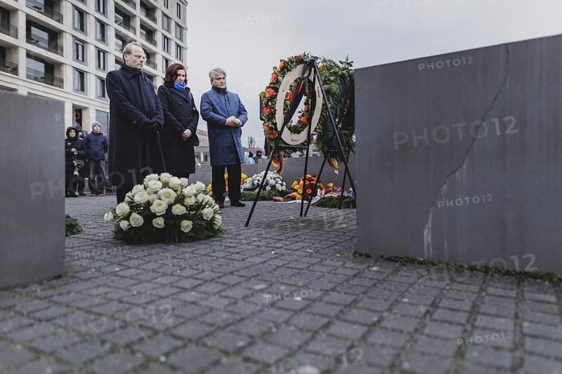 (L-R) Felix Klein, Federal Government Commissioner for Jewish Life in Germany and the Fight against Antisemitism, Ferda Ataman, Independent Federal Commissioner for Anti-Discrimination, and Mehmet Daimagueler, Commissioner against Antiziganism in Germany, photographed during the commemoration ceremony at the Memorial to the Murdered Jews of Europe in Berlin, 31 January 2024 / Photographed on behalf of the Federal Ministry for Women, Senior Citizens, Family and Youth