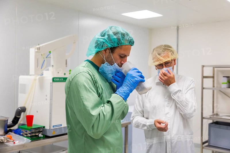 DEU/Saxony/Ebersbach The Saxon cannabis producer Demecan is now the first German company to be authorised to cultivate medicinal cannabis indefinitely under the new Cannabis Act. The company had been authorised to produce since 2019, albeit subject to conditions such as a maximum production quantity or regulated distribution. These conditions will now no longer apply, which will improve the supply situation for medicinal cannabis. The Federal Government Commissioner for Addiction and Drug Issues Burkhard Blienert and Health Minister Petra Köpping took a tour of the production facility to find out more about the production of medicinal cannabis., Federal Drug Commissioner Burghard Blienert and Health Minister Petra Köpping visit Saxon cannabis producer Demecan, Ebersbach, Saxony, Germany, Europe