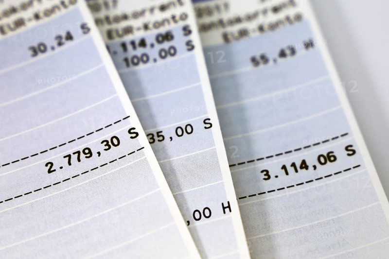 Symbolic image: Bank statement with negative account balance