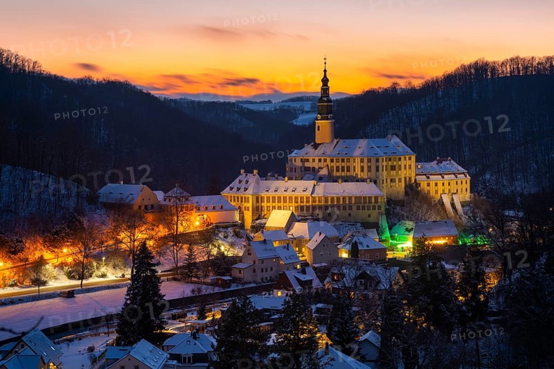 Winter evening in the Müglitz valley, impressively illuminated Weesenstein Castle at the blue hour, Weesenstein, Saxony, Germany, Europe