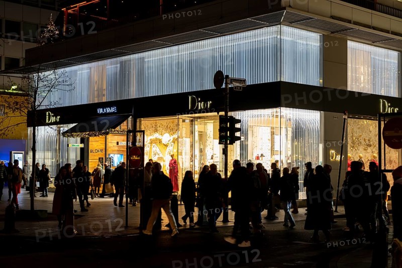 Christmas shopping on Königsallee, Christmas lights, luxury shops, Dior, in the city centre of Düsseldorf, North Rhine-Westphalia, Germany, Europe