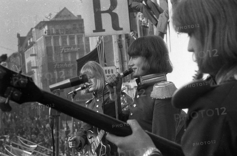 DEU, Germany, Dortmund: Personalities from politics, business and culture from the 50s Dortmund. Musicians from the famous group The Lords performing in the Westenhellweg shopping centre in 1965, Europe