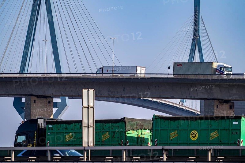 The Köhlbrand Bridge in the port of Hamburg, in front traffic on the A7 motorway, spans the 325 m wide Köhlbrand, an arm of the Süderelbe, the bridge is over 3600 metres long, 53 metres above the water, piers 135 m high, more than 30, 000 vehicles use the B3 bridge daily, important connection to the port, it is dilapidated, to be rebuilt, Hamburg, Germany, Europe