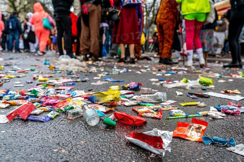 Rose Monday parade in Düsseldorf, street carnival, rubbish after the parade, camels, confetti, bottles