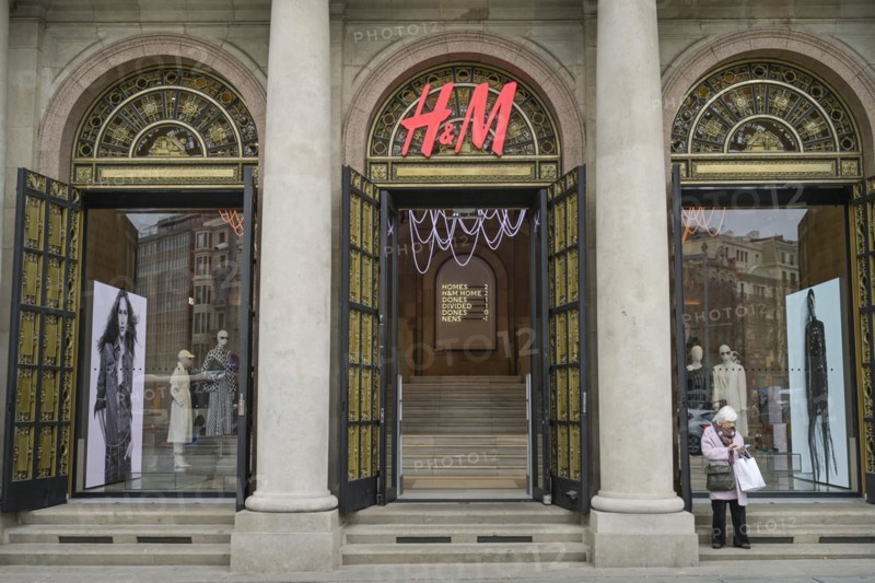 H & M shop, Passeig de Gracia, Barcelona, Catalonia, Spain, Europe