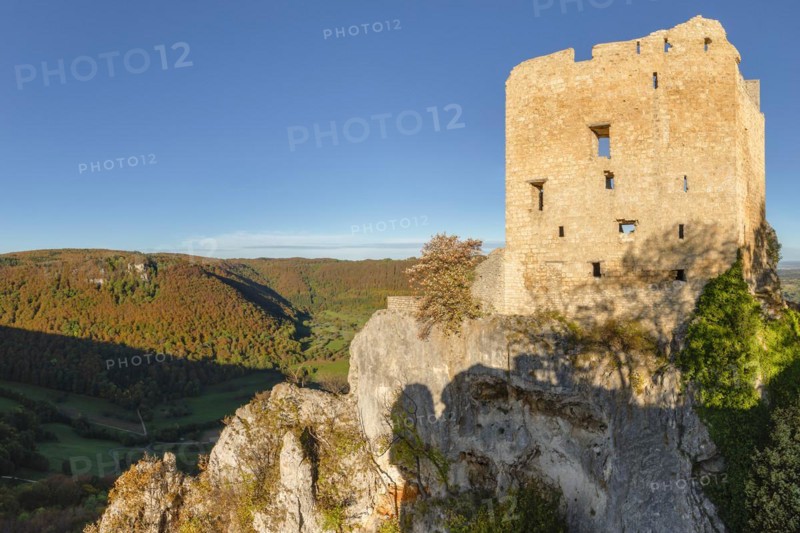 Reussenstein castle ruins above the Neidlinger Valley, Baden- Württemberg, Germany, Reussenstein castle ruins, Swabian Alb, Baden-Württemberg, Germany, Europe