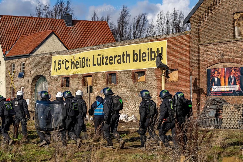Beginning of the eviction of the Lützerath hamlet, camp of climate activists and squatters, at the Garzweiler 2 opencast lignite mine, by the police, Erkelenz, North Rhine-Westphalia, Germany, Europe
