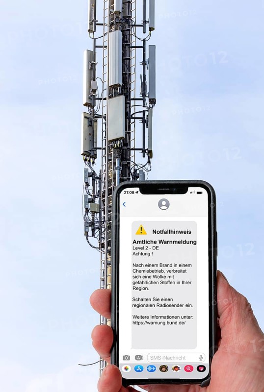 Symbolic image Cell Broadcast, warning service via mobile phone, by SMS, to all devices located in the area of radio cells, transmission masts, which may be at risk, in the event of natural disasters, major incidents, accidents, etc., sent via the network operators, in cooperation with the Federal Office of Civil Protection and Disaster Assistance, BBK