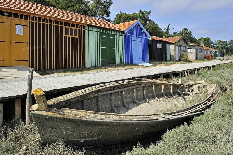 Colourful cabins of oyster farm at la Baudissière near Dolus, Saint-Pierre-d'Oléron on the island Ile d'Oléron, Charente-Maritime, France, Europe