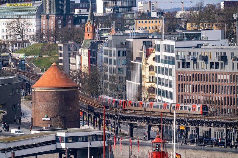 Elevated railway, line U3, at the Landungsbrücken, St. Pauli, above the street Vorsetzen, Zombeck round bunker, Germany, Europe