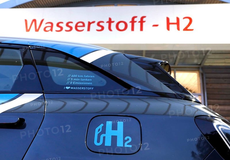 Refuelling a Hyundai NEXO fuel cell vehicle with H2 at a hydrogen filling station, Berlin, 18/08/2020