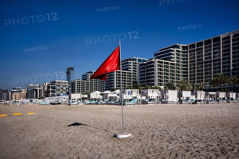 Red flag, swimming prohibited, on the beach in front of Hotel Marriot Resort Palm Jumeirah, behind Hotel The View At The Palm, Nakheel West Beach, The Palm Jumeirah, Dubai, United Arab Emirates, VAR, Asia