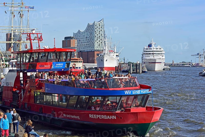 Europe, Germany, Hanseatic City of Hamburg, Elbe, Elbe Philharmonic Hall, glass facade, harbour tour with harbour ferry Reeperbahn, many tourists, Europe