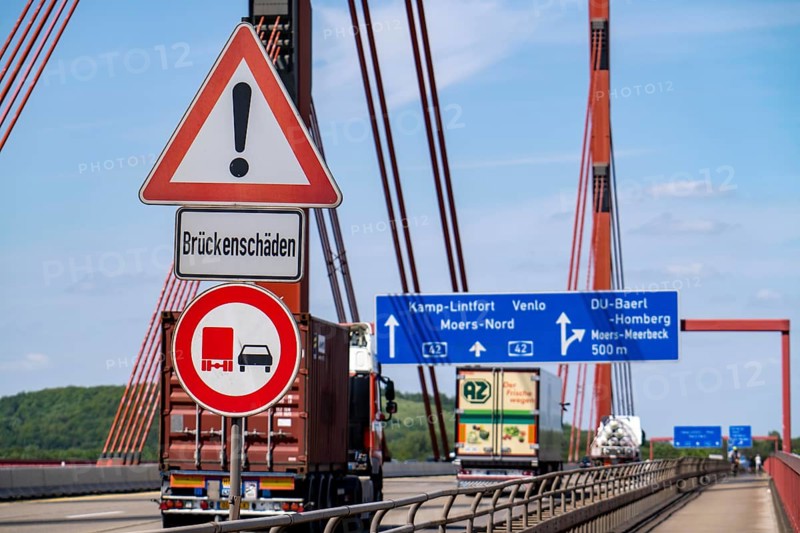 The motorway bridge between Duisburg-Baerl and Duisburg-Beeckerwerth, A42, over the Rhine, notice of bridge damage, overtaking ban for trucks, North Rhine-Westphalia, Germany, Europe